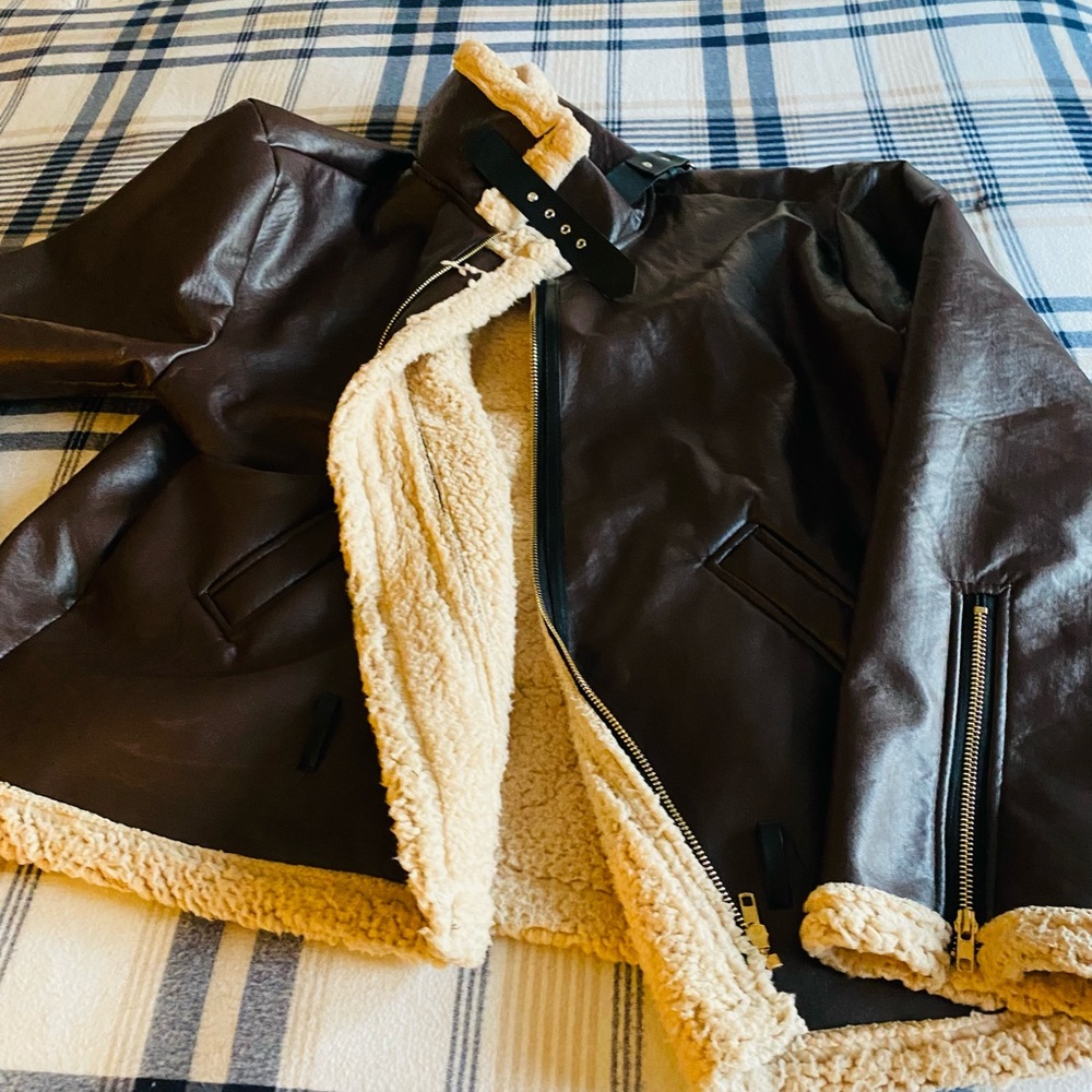 Men’s sport faux leather bomber jacket. size L (42R). Stylish chic design.